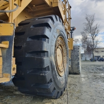 Montaż opon 35/65-33 w ładowarce CAT 998H